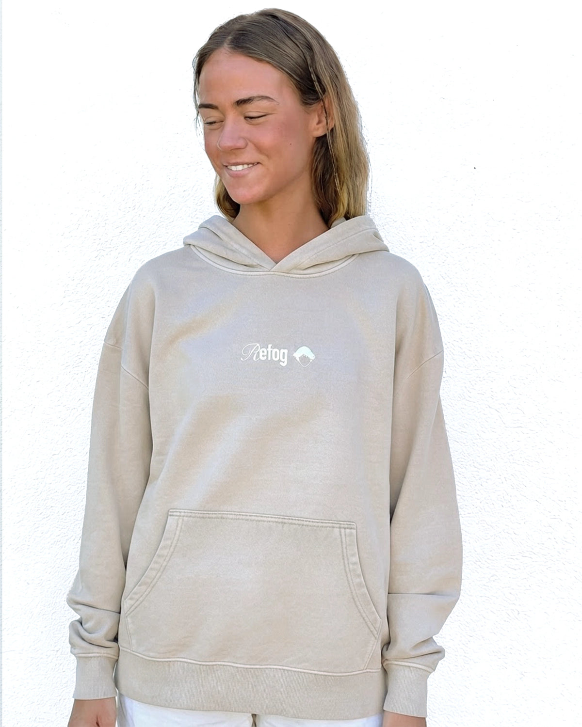 Signature Hoodie Beige Refog puesta por modelo femenino de frente