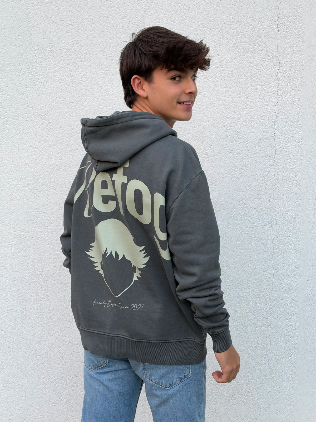 Signature Hoodie Grey Refog puesta por modelo masculino de espaldas