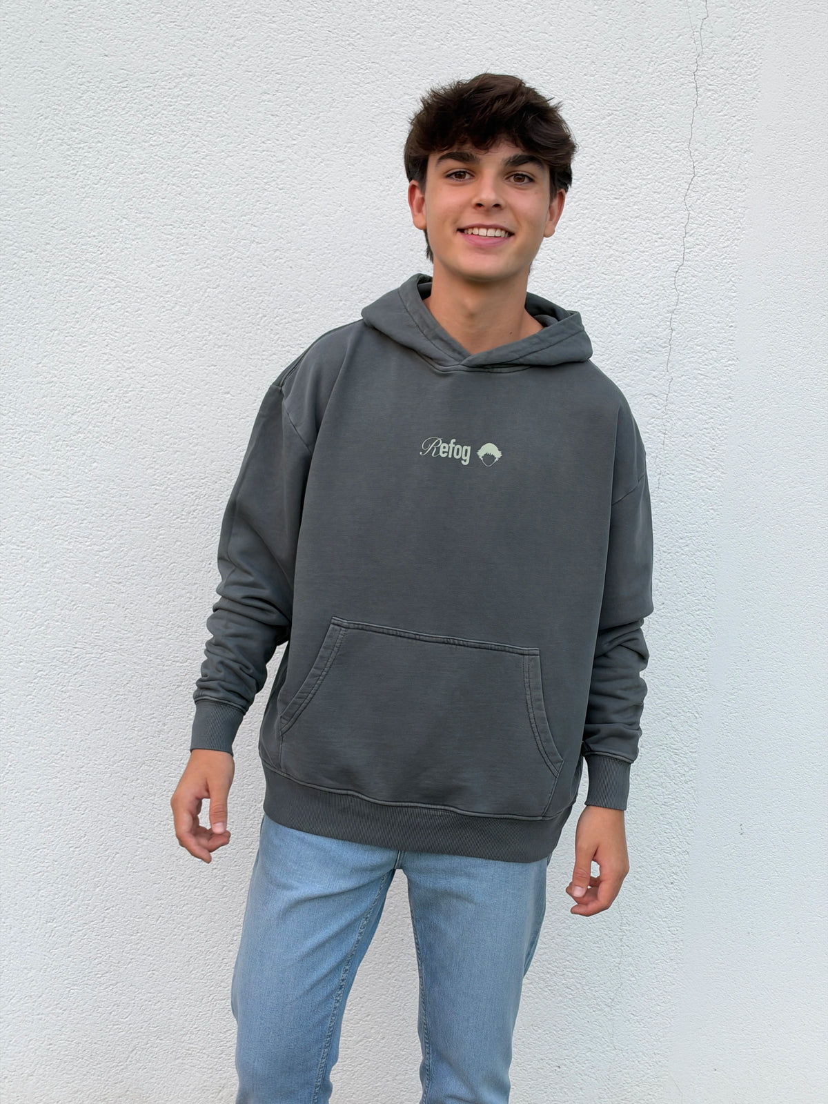 Signature Hoodie Grey Refog puesta por modelo masculino de frente