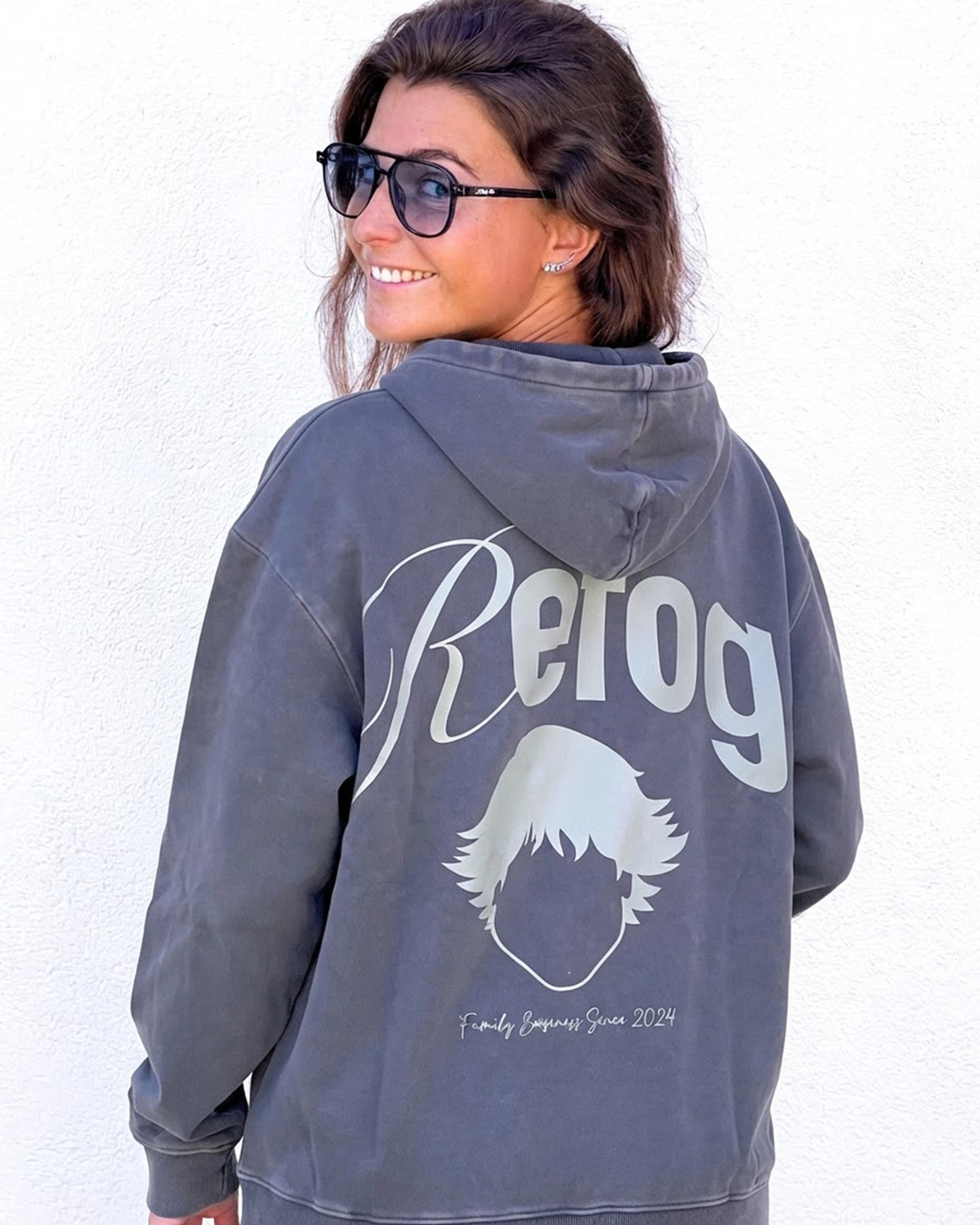 Signature Hoodie Grey Refog puesta por modelo femenino de espaldas