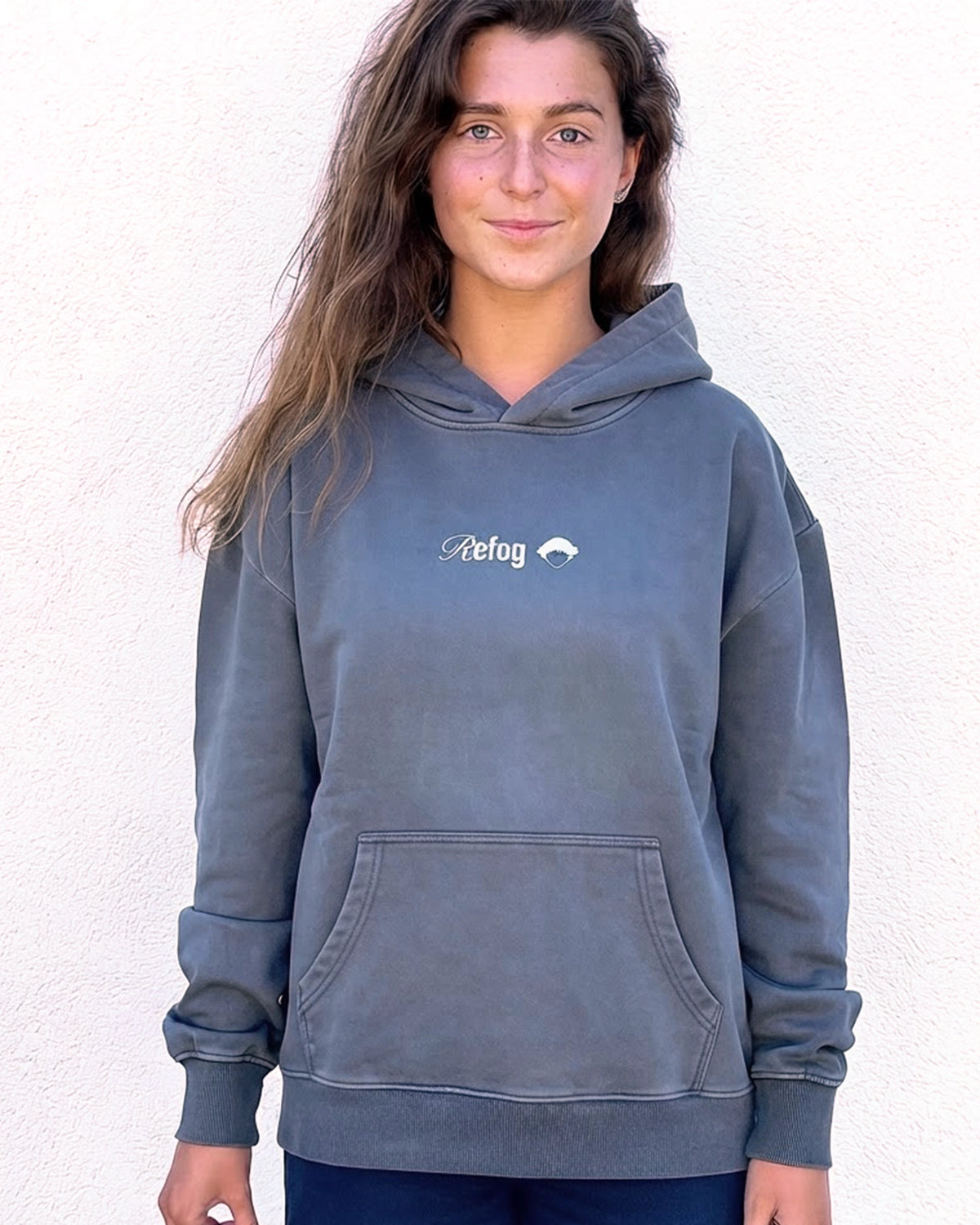 Signature Hoodie Grey Refog puesta por modelo femenino de frente