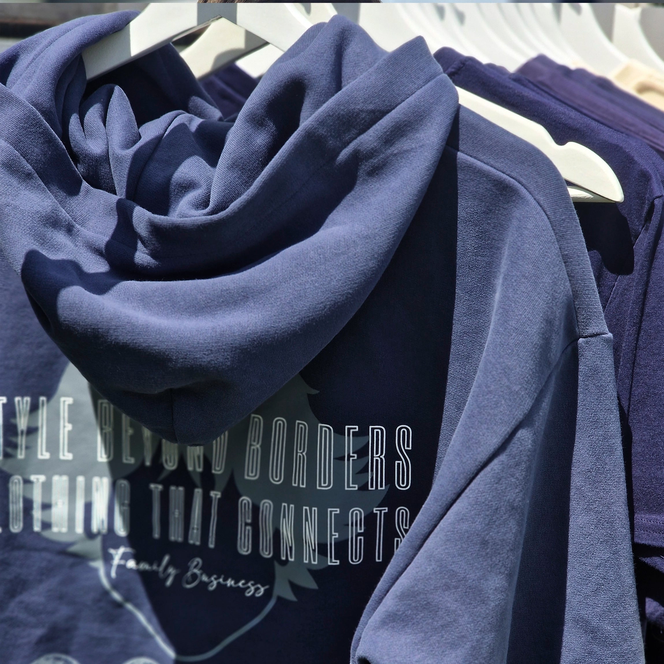 Detalle de sudadera Refog en la sección Diseño, detalle y producción