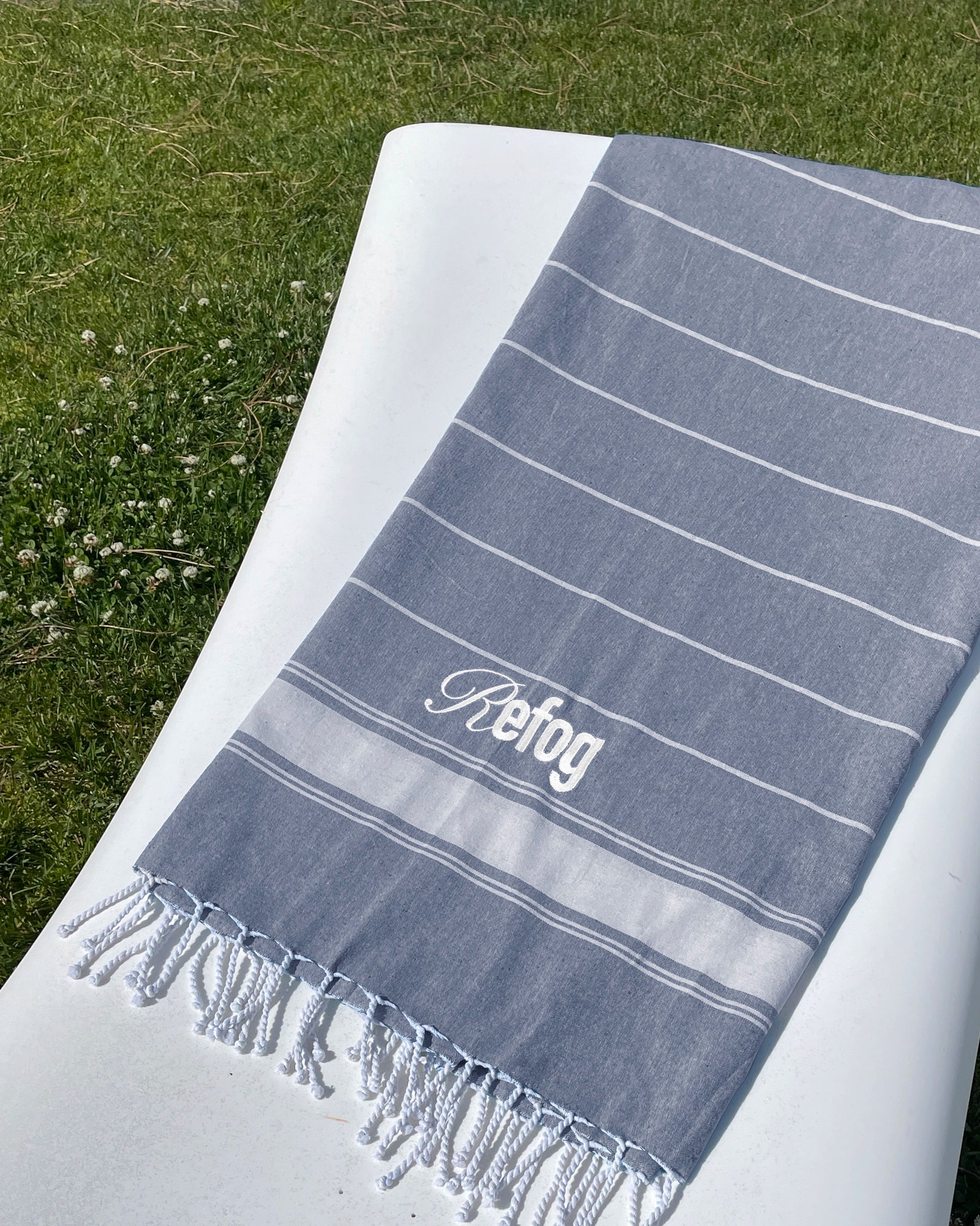 Toalla Refog en gris oscuro con texto serigrafiado
