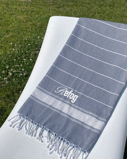 Toalla Refog en gris oscuro con texto serigrafiado