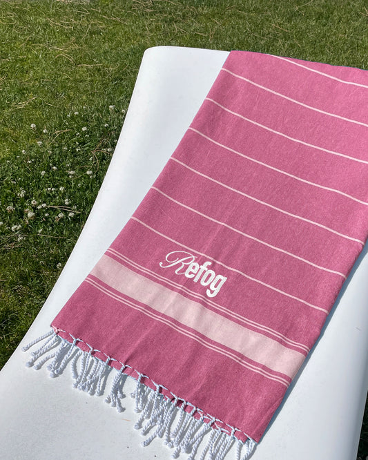 Toalla Refog en rojo con texto serigrafiado