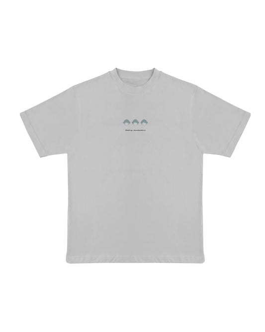 Regular Logo Tee Grey de Refog en look completo frontal para mostrar fit, volumen y caída.