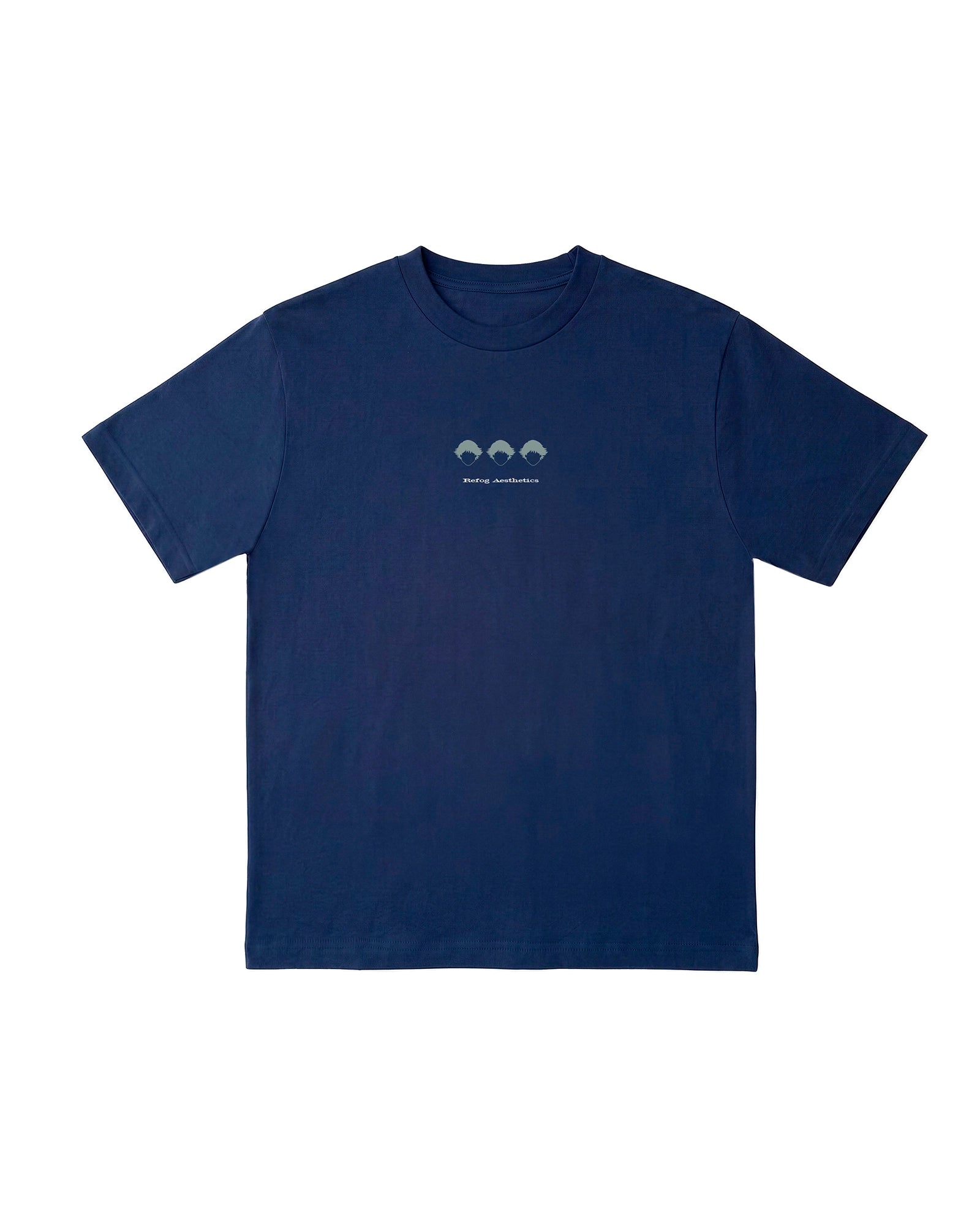 Regular Logo Tee Navy de Refog en look completo frontal para mostrar fit, volumen y caída.