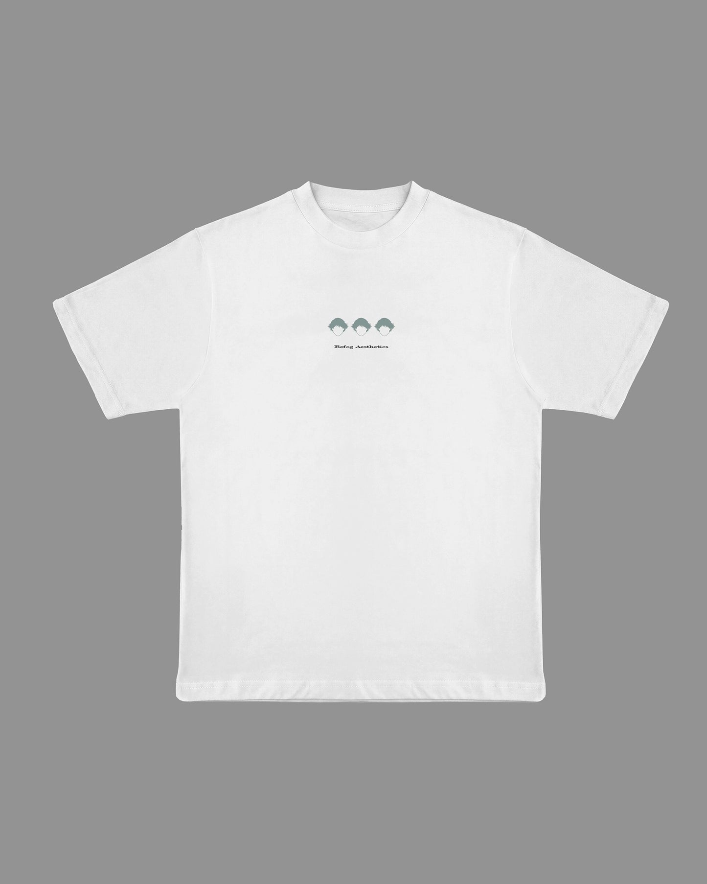 Regular Logo Tee Off White de Refog en look completo frontal para mostrar fit, volumen y caída.