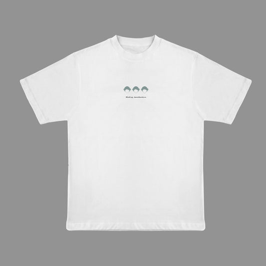 Regular Logo Tee Off White de Refog en look completo frontal para mostrar fit, volumen y caída.